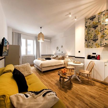 Designer Renovated Apartment In Downtown Atenas Exterior foto
