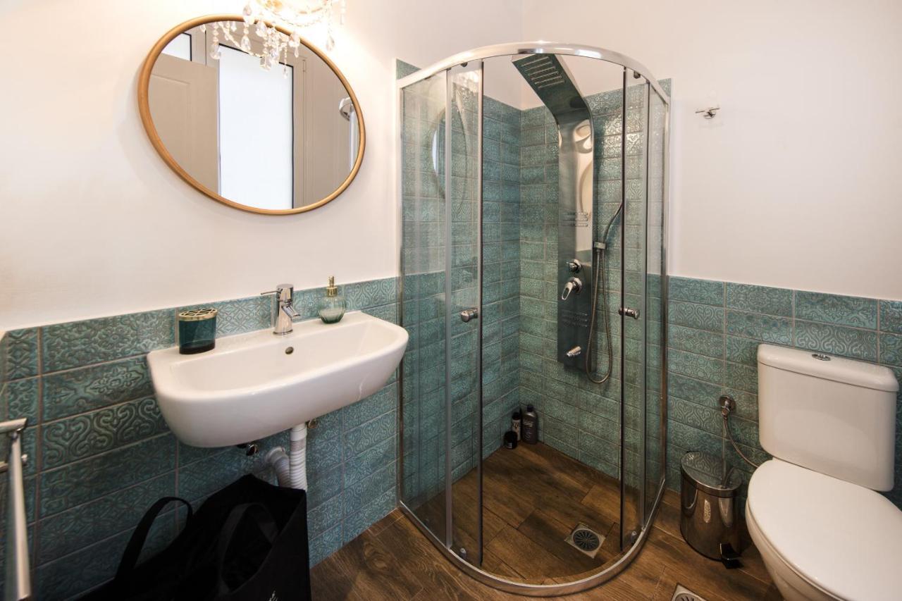 Designer Renovated Apartment In Downtown Atenas Exterior foto