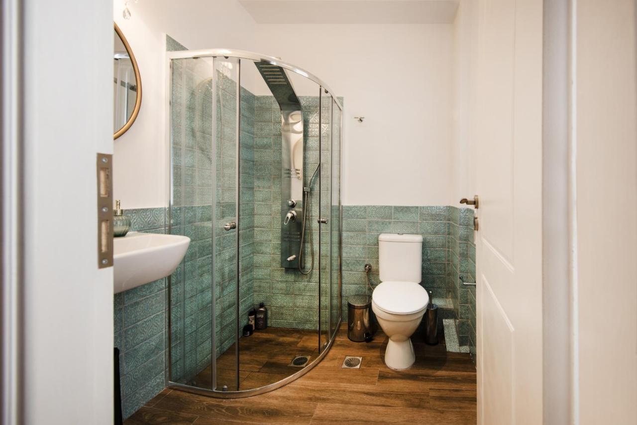 Designer Renovated Apartment In Downtown Atenas Exterior foto
